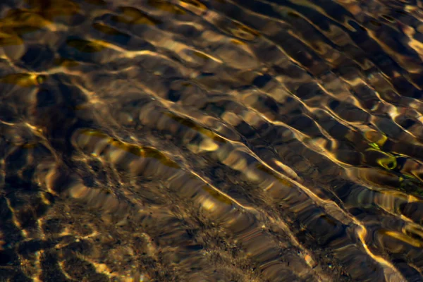 高い角度のビューで牧歌的な自然背景として透明な水の小川の水の中に絹のような波紋は 明確な浮動ストリームと健康的な山の春に禅の瞑想と小さな波を示しています — ストック写真