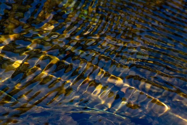 Шовкові Брижі Воді Кристально Чистого Струмка Води Ідилічний Природний Фон — стокове фото