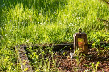 Güneşli bir günde mezarlıkta mum