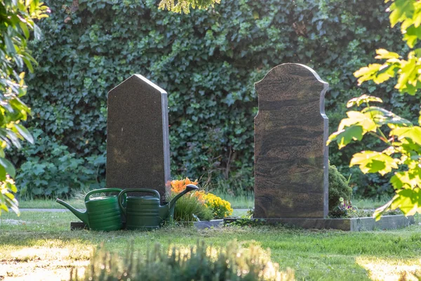 Graven Begraafplaats Zonnige Dag — Stockfoto