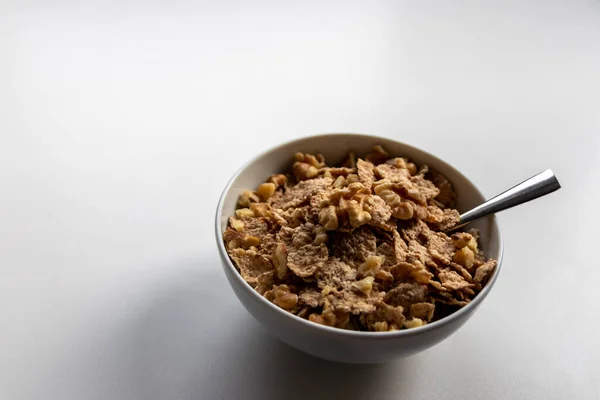 Frukostflingor Med Friska Cornflakes Och Läckra Valnötter Och Honung Skål — Stockfoto