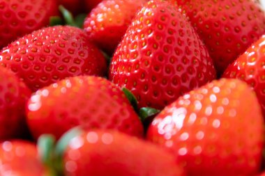 Birçok organik çilek arka planında sağlıklı beslenme için tohumlu kırmızı böğürtlen, mevsimlik meyve ve gurme ve vejetaryenlerin sağlıklı ve lezzetli bir yemek yemesi için tatlı yiyecek olarak gösteriliyor.