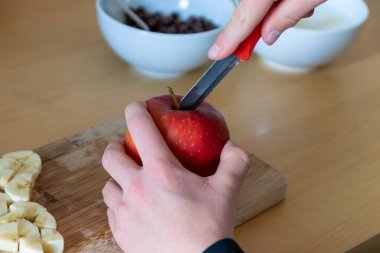 Avrupalı çocuk elleri, kahvaltıda kırmızı elma ve muz gibi keskin bir bıçakla meyve kesiyor ya da mutfak masasında vitaminlerle beslenen bir diyet yemeği gibi vitaminli atıştırıyor.