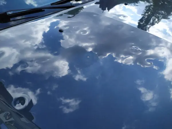 Reflexion Des Himmels Mit Wolken Auf Dem Auto — Stockfoto