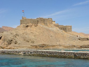 Yer Mısır, Taba bölgesi. Orada, çölün Kızıl Deniz 'le buluştuğu yerde..