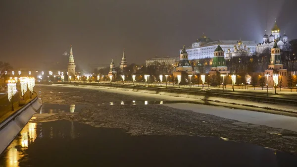Winter Russland Hauptstadt Nacht Schönheit Urlaubsbeleuchtung Altes Gebäude Gelb Blau — Stockfoto