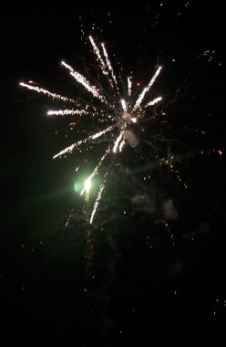 Havai fişekler ve havai fişekler her bayram, kutlama ve ziyafetin ayrılmaz bir parçasıdır..