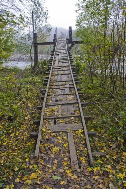 Konum: Rusya, Karachay-Çatısız Cumhuriyet. Cumhuriyet sadece doğal manzaraların güzelliğiyle değil, aynı zamanda yüksek dağlar, berrak dağ suyu ve terk edilmiş tarihi yerleriyle de ünlüdür..