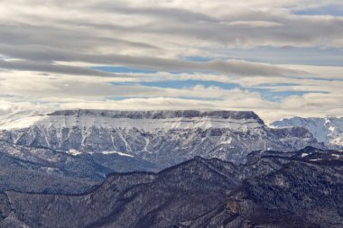 Rusya 'nın Krasnodar Bölgesi' nin Mostovskoy ilçesi iki bölgenin sınırında bir etektir. Yılın herhangi bir zamanında, dokunulmamış doğaya ve güzel manzaralara hayran kalabilirsiniz..