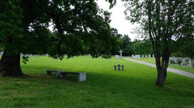 Savaş her zaman insanın acısıdır. Askeri defin. Kuzey Kafkasya bölgesi. Maykop-Absheronsk şehirleri arasındaki yolda..