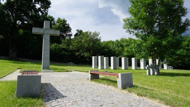 Savaş her zaman insanın acısıdır. Askeri defin. Kuzey Kafkasya bölgesi. Maykop-Absheronsk şehirleri arasındaki yolda..
