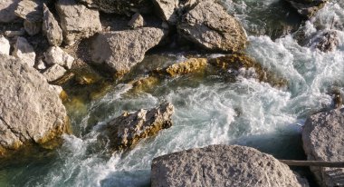Rusya 'nın güneyindeki Khadzhokh vadisi sadece eşsiz bir doğa olayı değil, aynı zamanda Çarlık dönemindeki Rus-Çerkez savaşının tarihiyle gerçekten bağlantılı bir yer..