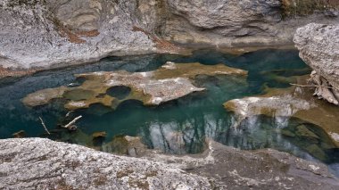 Rusya 'nın güneyindeki Khadzhokh vadisi sadece eşsiz bir doğa olayı değil, aynı zamanda Çarlık dönemindeki Rus-Çerkez savaşının tarihiyle gerçekten bağlantılı bir yer..