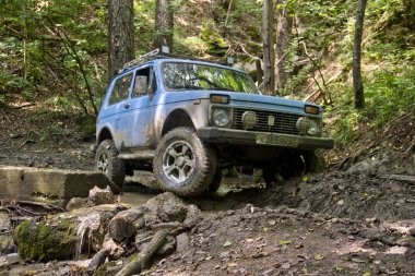 Off-road gezilerinin aşıkları kulübü, erkeklerin sadece arabalarını test etmelerine değil, aynı zamanda doğada kendi çevrelerinde zaman geçirmelerine de izin verir..