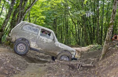 Off-road gezilerinin aşıkları kulübü, erkeklerin sadece arabalarını test etmelerine değil, aynı zamanda doğada kendi çevrelerinde zaman geçirmelerine de izin verir..
