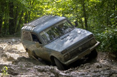 Off-road gezilerinin aşıkları kulübü, erkeklerin sadece arabalarını test etmelerine değil, aynı zamanda doğada kendi çevrelerinde zaman geçirmelerine de izin verir..