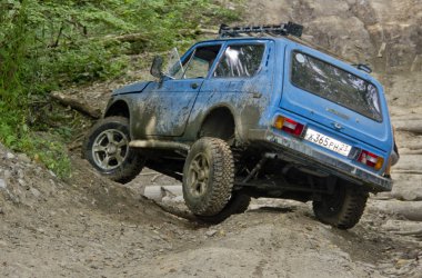 Off-road gezilerinin aşıkları kulübü, erkeklerin sadece arabalarını test etmelerine değil, aynı zamanda doğada kendi çevrelerinde zaman geçirmelerine de izin verir..