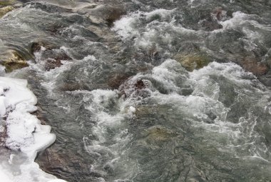 Dağlarda kış yürüyüşü sağlık iyileştirme ve doğada eğitici. Konum - Adygea Cumhuriyeti.