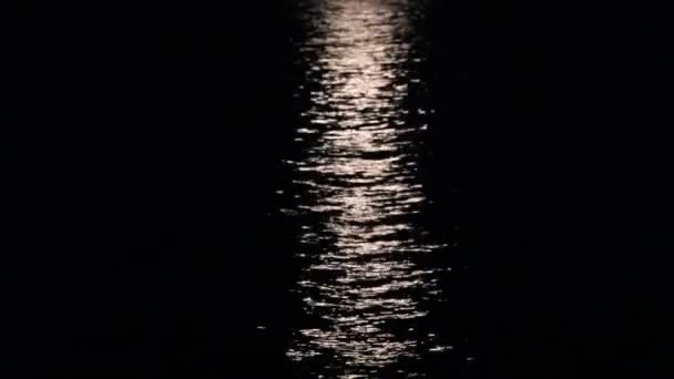 海の中の月の道は 見ると良い思い出になります ロケーション ケルチ海峡 — ストック動画