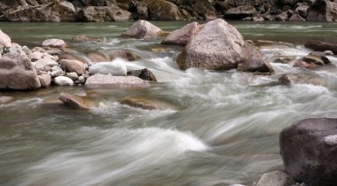 Kuzey Kafkasya 'nın inanılmaz doğası turistler için olumlu duygular doğuruyor. Konum: Karachay-Kıraçsız Cumhuriyet.