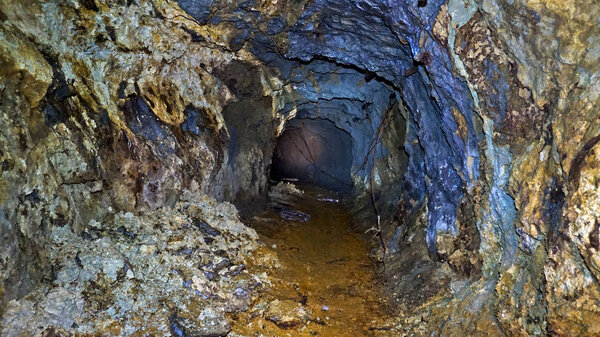 Заброшенная меднорудная шахта. Локация-Северный Кавказ. Советский период
.