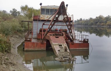 Yer - Adigea Cumhuriyeti. Krasnogvardeisky bölgesi. Kuban ve Laba nehirlerinin taşkın ovaları birçok kumda yıkanmanızı sağlar..