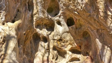 Adigea Cumhuriyeti, Rusya. Hamyshki Mahallesi, kaya yığını keşiş. Dağlarda yürüyüş..