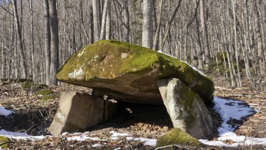 Adigea Cumhuriyeti, Rusya. Hamyshki Mahallesi, kaya yığını keşiş. Dağlarda yürüyüş..