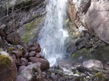Adygea Cumhuriyeti konumu. Yürüyüş. Guzeripl köyünde ulaşılamaz ve güzel bir şelale..