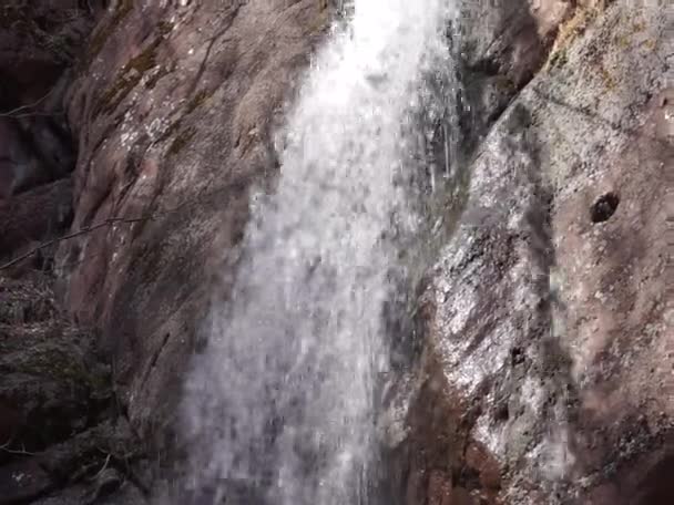 Emplacement-République d'Adygea. Randonnée. Cascade de montagne inaccessible et magnifique dans la région du village de Guzeripl .
