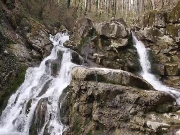 俄罗斯 克拉斯诺达尔领地 Ayuk河瀑布 徒步旅行的美丽天性 — 图库视频影像