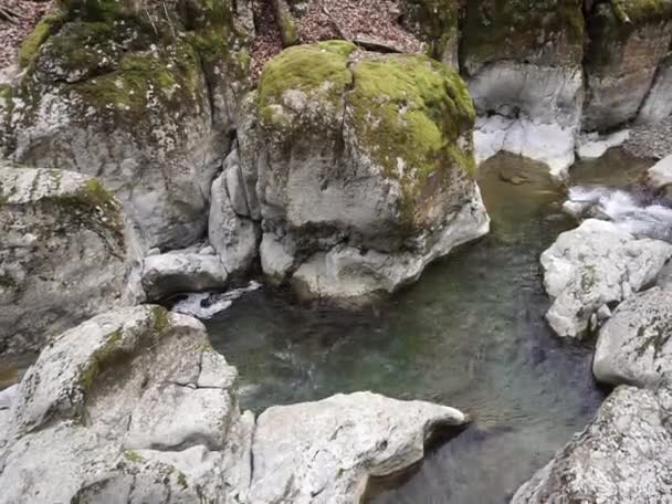 俄罗斯 克拉斯诺达尔领地 Ayuk河瀑布 徒步旅行的美丽天性 — 图库视频影像