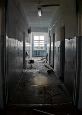 Rusya, Krasnodar Bölgesi. İşlerin yeniden dağıtılması nedeniyle, bina iyi bir sahibinden yoksun bırakıldı. Kötüleşti ve terk edildi..