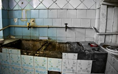 Rusya, Krasnodar Bölgesi. İşlerin yeniden dağıtılması nedeniyle, bina iyi bir sahibinden yoksun bırakıldı. Kötüleşti ve terk edildi..