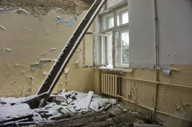 Rusya, Krasnodar Bölgesi. İşlerin yeniden dağıtılması nedeniyle, bina iyi bir sahibinden yoksun bırakıldı. Kötüleşti ve terk edildi..