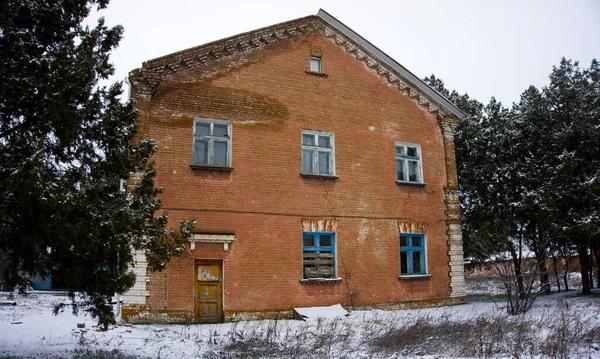 ロシア クラスノダール準州 ビジネスの再分配のために 建物は良い所有者なしで残されました 荒廃し放棄された — ストック写真
