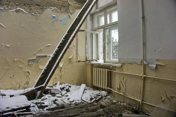 Rusya, Krasnodar Bölgesi. İşlerin yeniden dağıtılması nedeniyle, bina iyi bir sahibinden yoksun bırakıldı. Kötüleşti ve terk edildi..