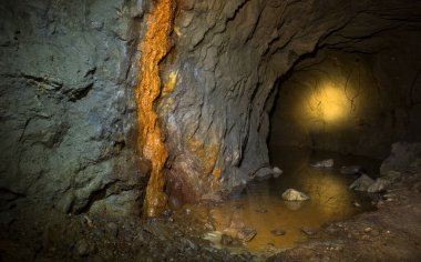 Terk edilmiş uranyum-barit adits. Konum-Rusya, Adygea Cumhuriyeti, Dakhovskaya köyünün alanı. Yüksek radyasyondan dolayı bazı adit bölgelerini ziyaret etmek tehlikelidir..