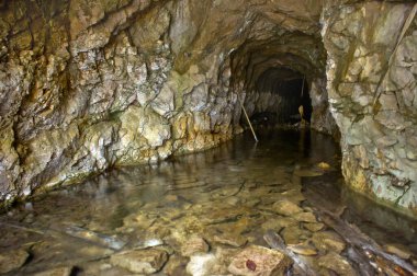 Terk edilmiş uranyum-barit adits. Konum-Rusya, Adygea Cumhuriyeti, Dakhovskaya köyünün alanı. Yüksek radyasyondan dolayı bazı adit bölgelerini ziyaret etmek tehlikelidir..
