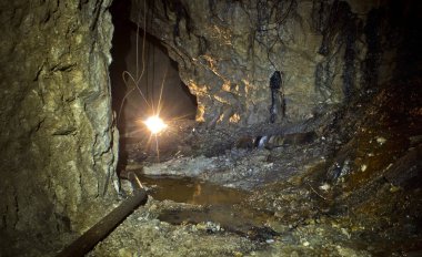 Terk edilmiş uranyum-barit adits. Konum-Rusya, Adygea Cumhuriyeti, Dakhovskaya köyünün alanı. Yüksek radyasyondan dolayı bazı adit bölgelerini ziyaret etmek tehlikelidir..