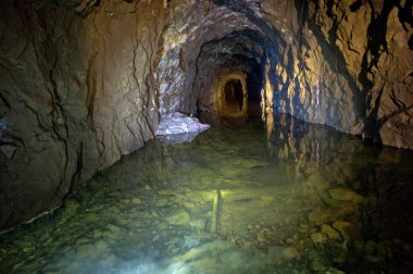Terk edilmiş uranyum-barit adits. Konum-Rusya, Adygea Cumhuriyeti, Dakhovskaya köyünün alanı. Yüksek radyasyondan dolayı bazı adit bölgelerini ziyaret etmek tehlikelidir..