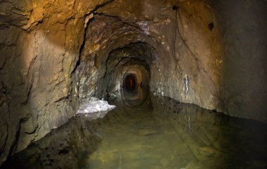 Terk edilmiş uranyum-barit adits. Konum-Rusya, Adygea Cumhuriyeti, Dakhovskaya köyünün alanı. Yüksek radyasyondan dolayı bazı adit bölgelerini ziyaret etmek tehlikelidir..