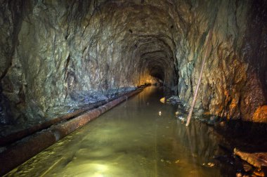 Terk edilmiş uranyum-barit adits. Konum-Rusya, Adygea Cumhuriyeti, Dakhovskaya köyünün alanı. Yüksek radyasyondan dolayı bazı adit bölgelerini ziyaret etmek tehlikelidir..