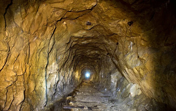 Terk edilmiş uranyum-barit adits. Konum-Rusya, Adygea Cumhuriyeti, Dakhovskaya köyünün alanı. Yüksek radyasyondan dolayı bazı adit bölgelerini ziyaret etmek tehlikelidir..