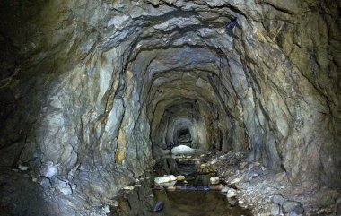 Terk edilmiş uranyum-barit adits. Konum-Rusya, Adygea Cumhuriyeti, Dakhovskaya köyünün alanı. Yüksek radyasyondan dolayı bazı adit bölgelerini ziyaret etmek tehlikelidir..