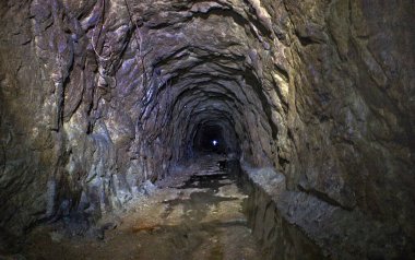 Terk edilmiş uranyum-barit adits. Konum-Rusya, Adygea Cumhuriyeti, Dakhovskaya köyünün alanı. Yüksek radyasyondan dolayı bazı adit bölgelerini ziyaret etmek tehlikelidir..
