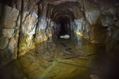 Terk edilmiş uranyum-barit adits. Konum-Rusya, Adygea Cumhuriyeti, Dakhovskaya köyünün alanı. Yüksek radyasyondan dolayı bazı adit bölgelerini ziyaret etmek tehlikelidir..