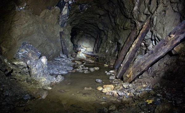 Terk edilmiş uranyum-barit adits. Konum-Rusya, Adygea Cumhuriyeti, Dakhovskaya köyünün alanı. Yüksek radyasyondan dolayı bazı adit bölgelerini ziyaret etmek tehlikelidir..
