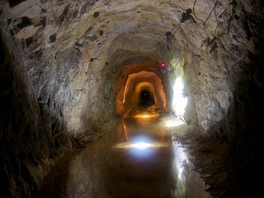 Terk edilmiş uranyum-barit aditler. Konum-Rusya, Adygea Cumhuriyeti, Dakhovskaya köyünün alanı. Yüksek radyasyon nedeniyle bazı aditler tehlikelidir..