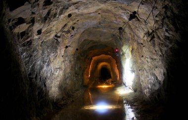 Terk edilmiş uranyum-barit aditler. Konum-Rusya, Adygea Cumhuriyeti, Dakhovskaya köyünün alanı. Yüksek radyasyon nedeniyle bazı aditler tehlikelidir..